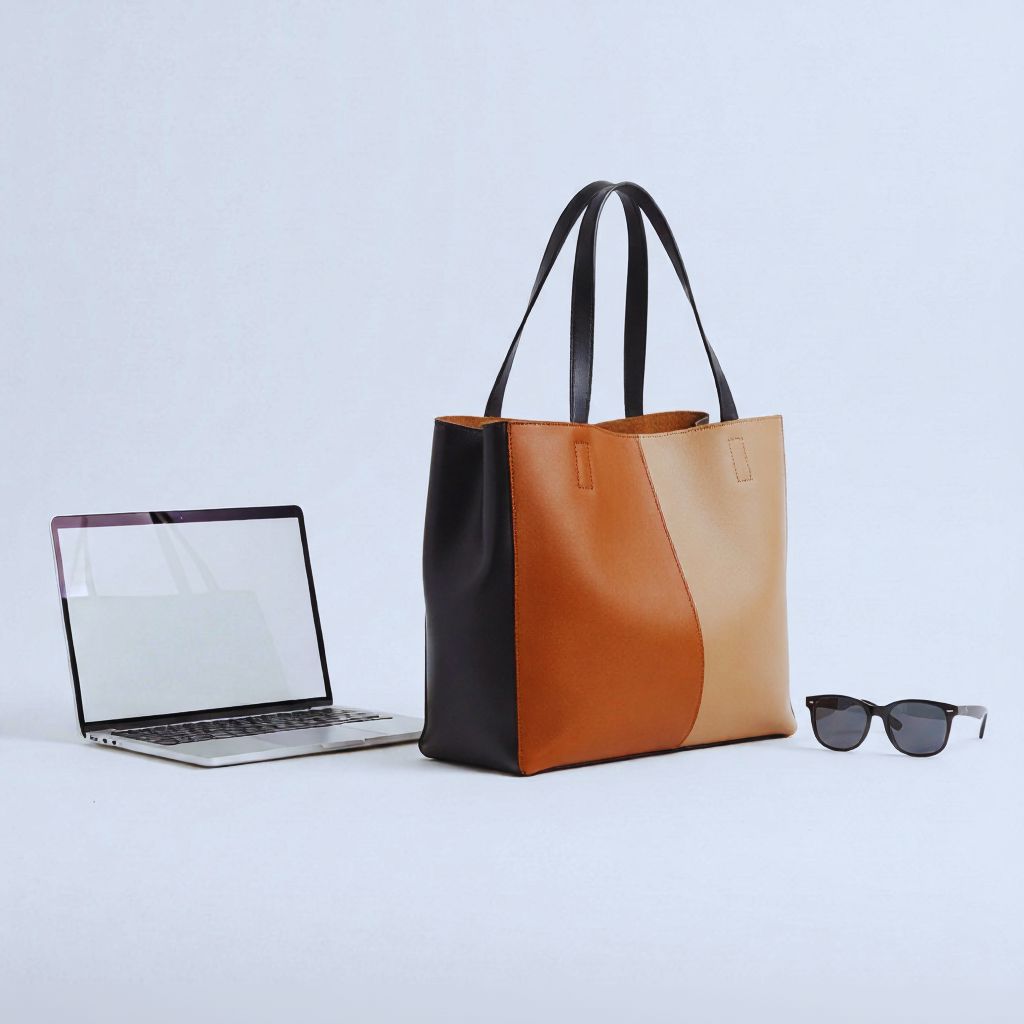 Cuyana Classic Easy Tote in Italian leather, minimalist design with smooth edges and no logo, ideal for work or travel.